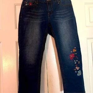 NWOT flower embroidered ND weekend blue jean capris